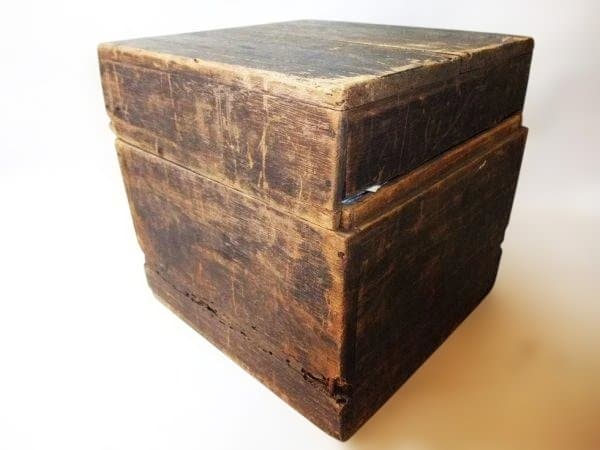 酒器 三ツ重揃 盃台 惣黒 金蒔絵 漆塗りの黒と金の膳と赤い皿