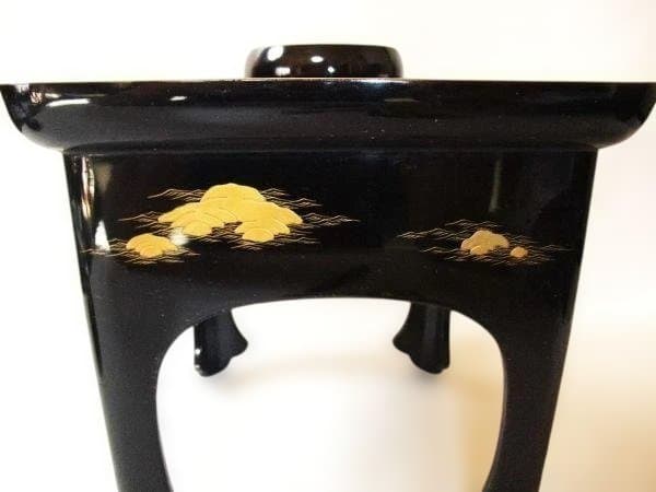 酒器 三ツ重揃 盃台 惣黒 金蒔絵 漆塗りの黒と金の膳と赤い皿