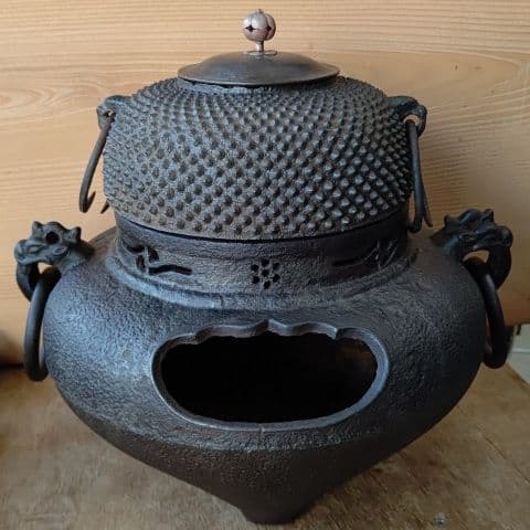 風炉、アラレ茶釜