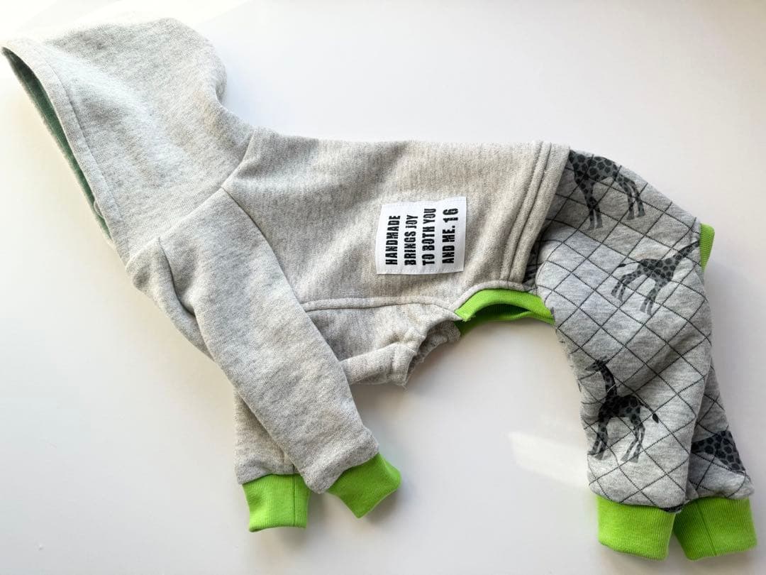 黄緑の袖のロンパース