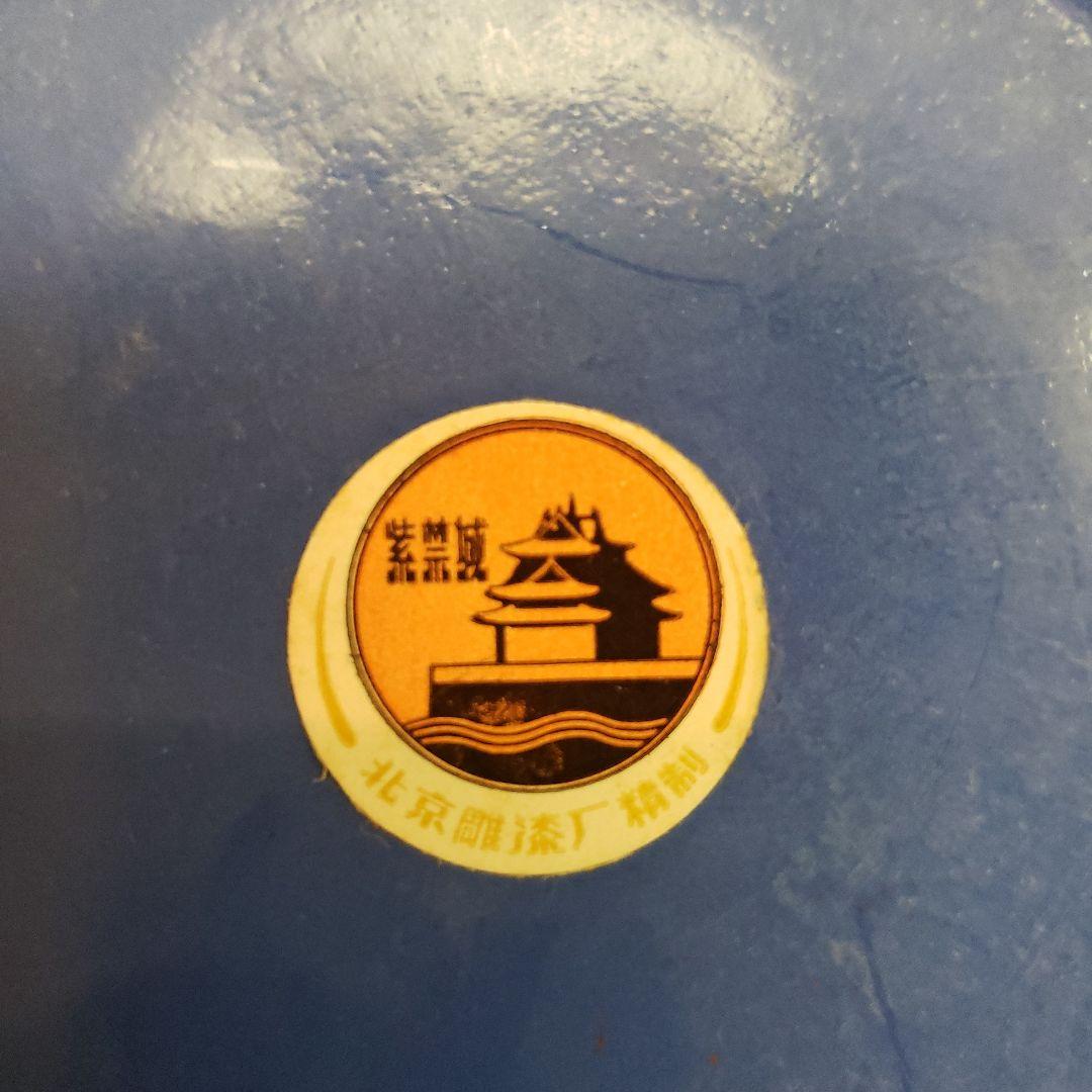 赤黒彫刻蓋付き容器