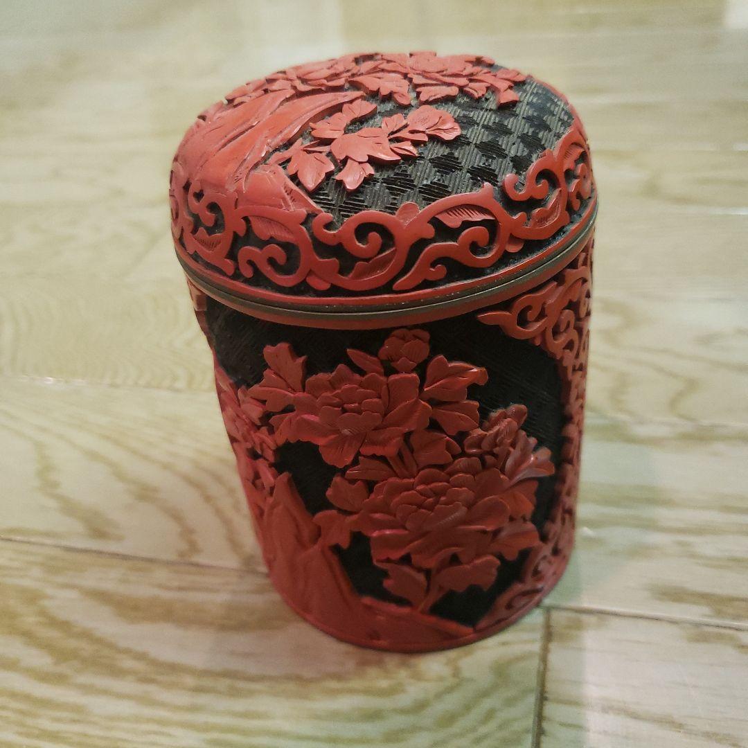 赤黒彫刻蓋付き容器