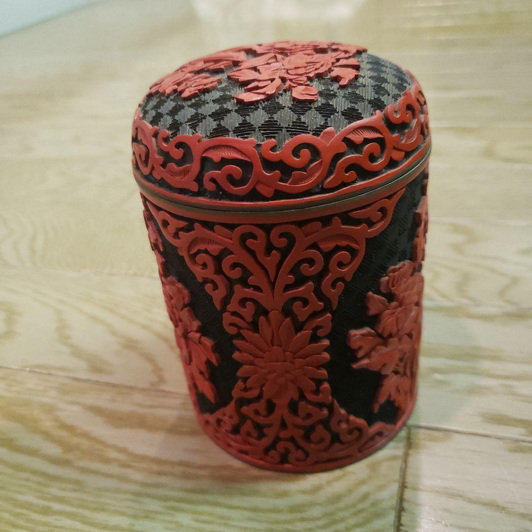 赤黒彫刻蓋付き容器