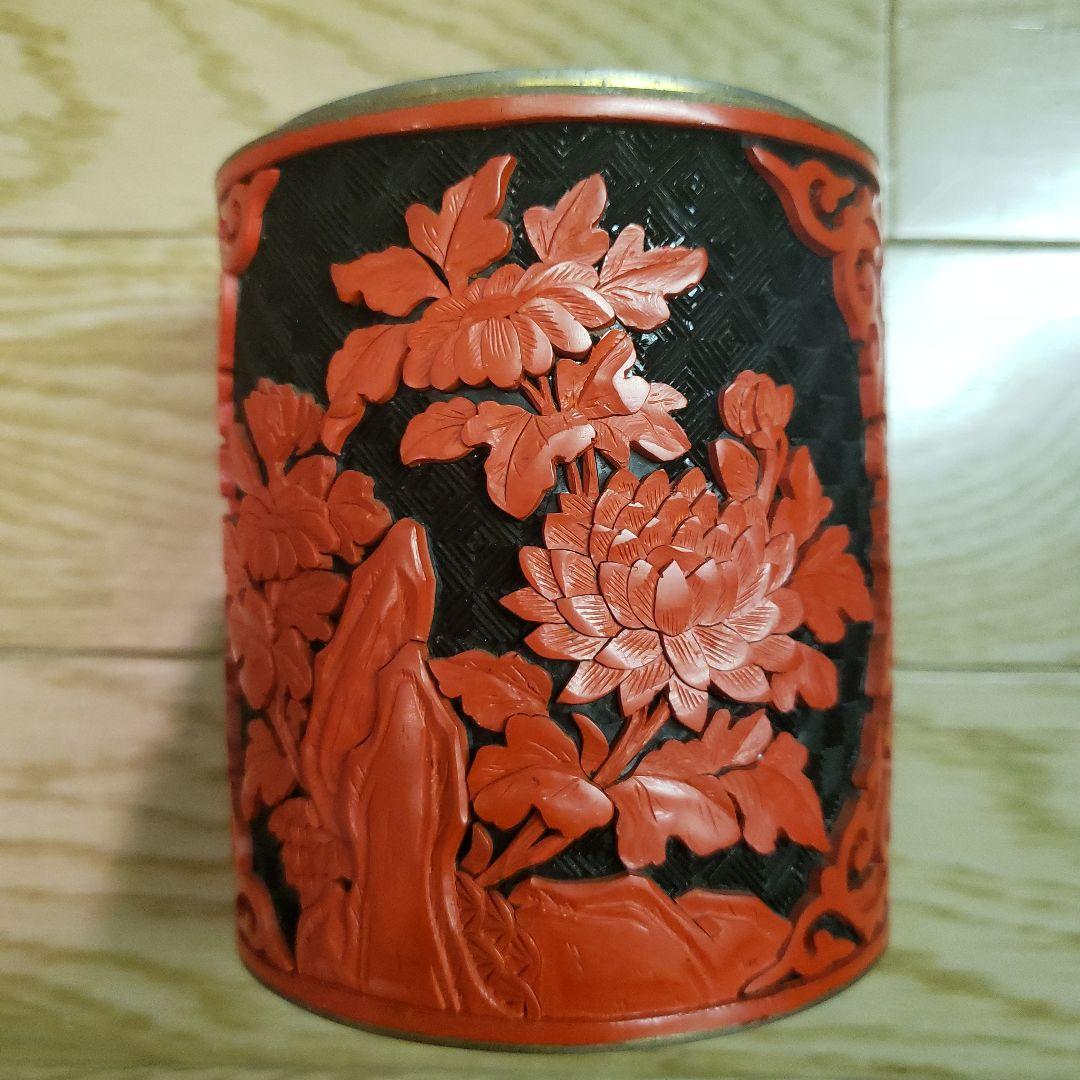 赤黒彫刻蓋付き容器