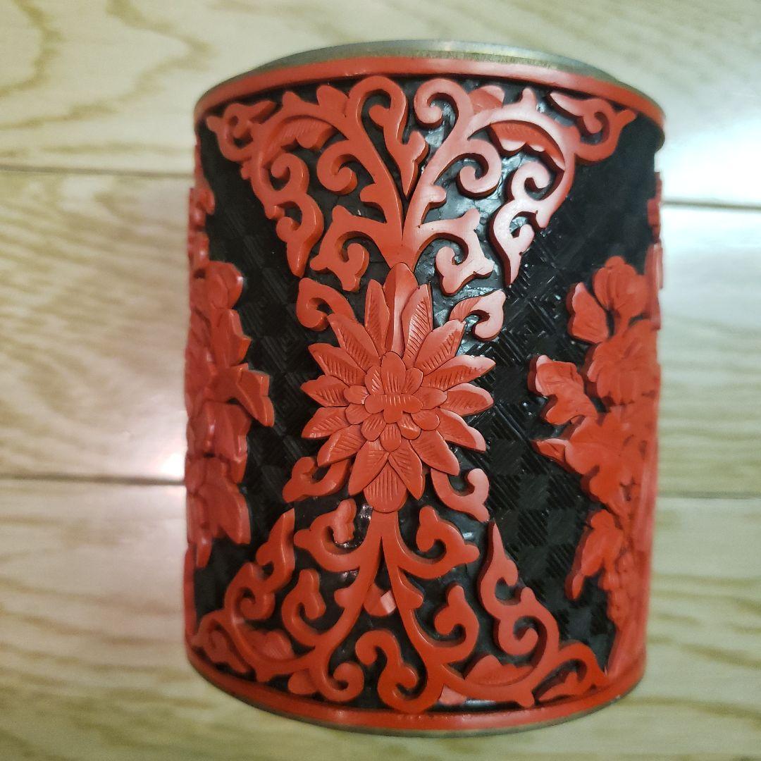 赤黒彫刻蓋付き容器