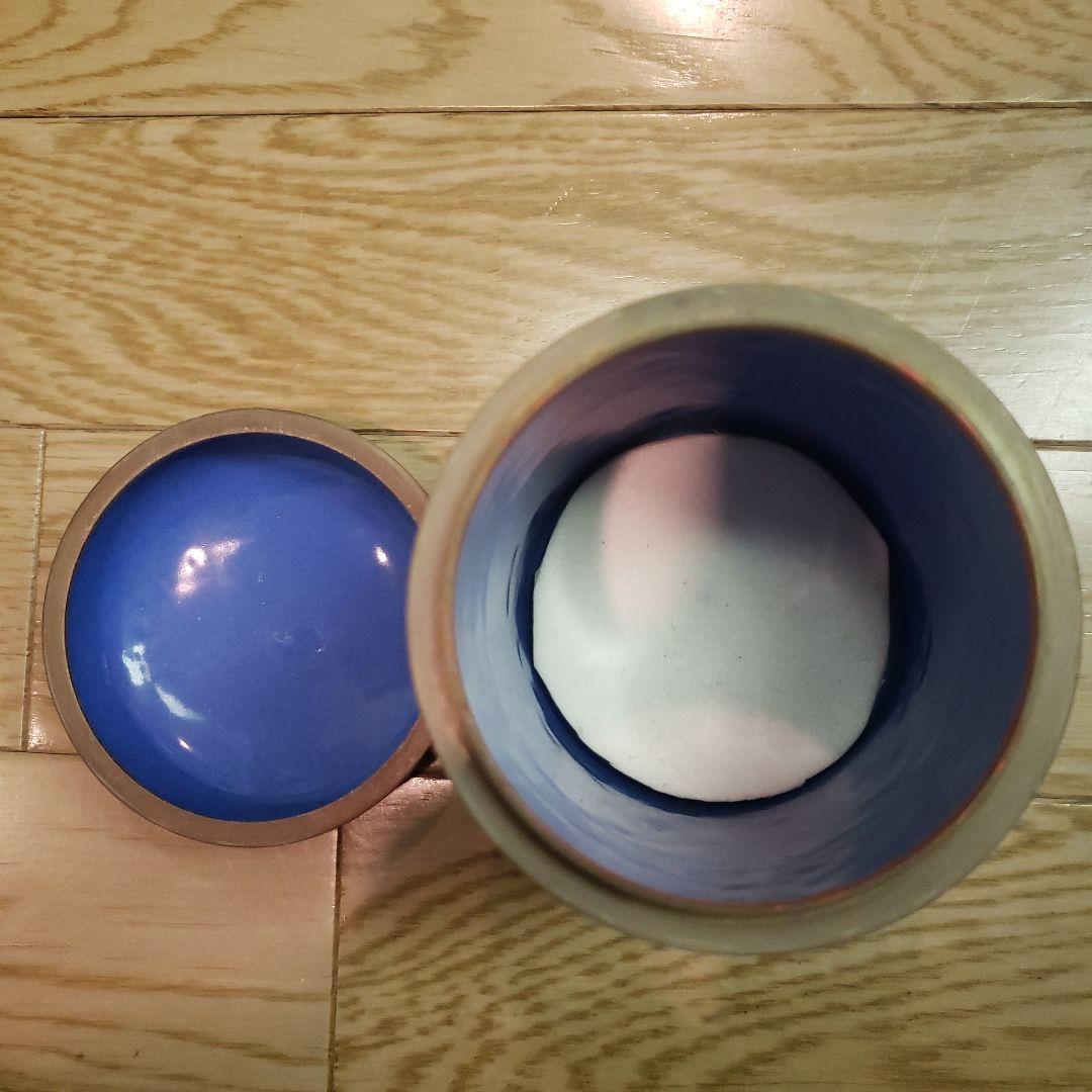 赤黒彫刻蓋付き容器