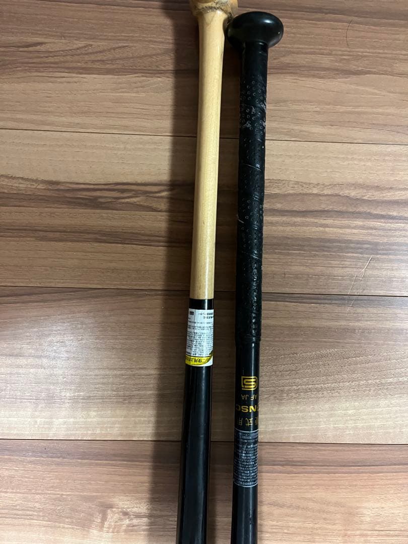 knockバット　金属と木製の2本です。