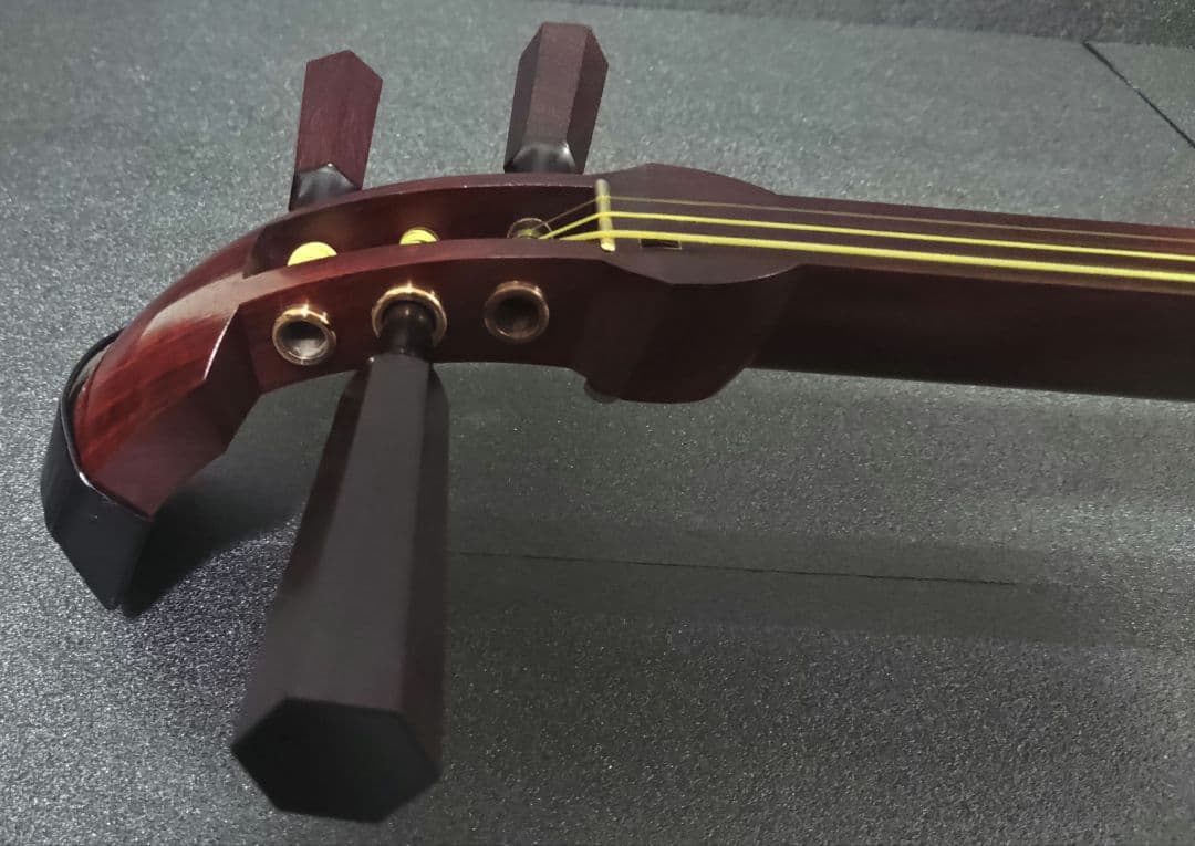 津軽三味線　太棹　東さわり　ハードケース　鍵付き【皮破れ】