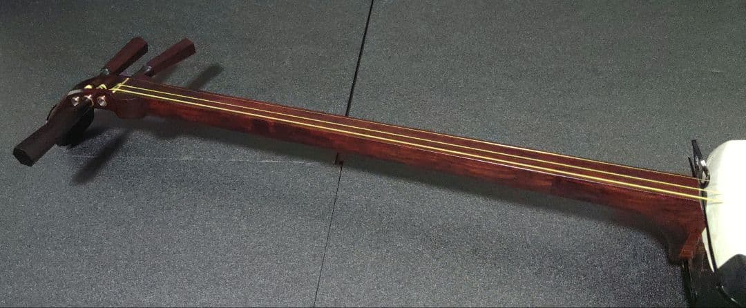 津軽三味線　太棹　東さわり　ハードケース　鍵付き【皮破れ】