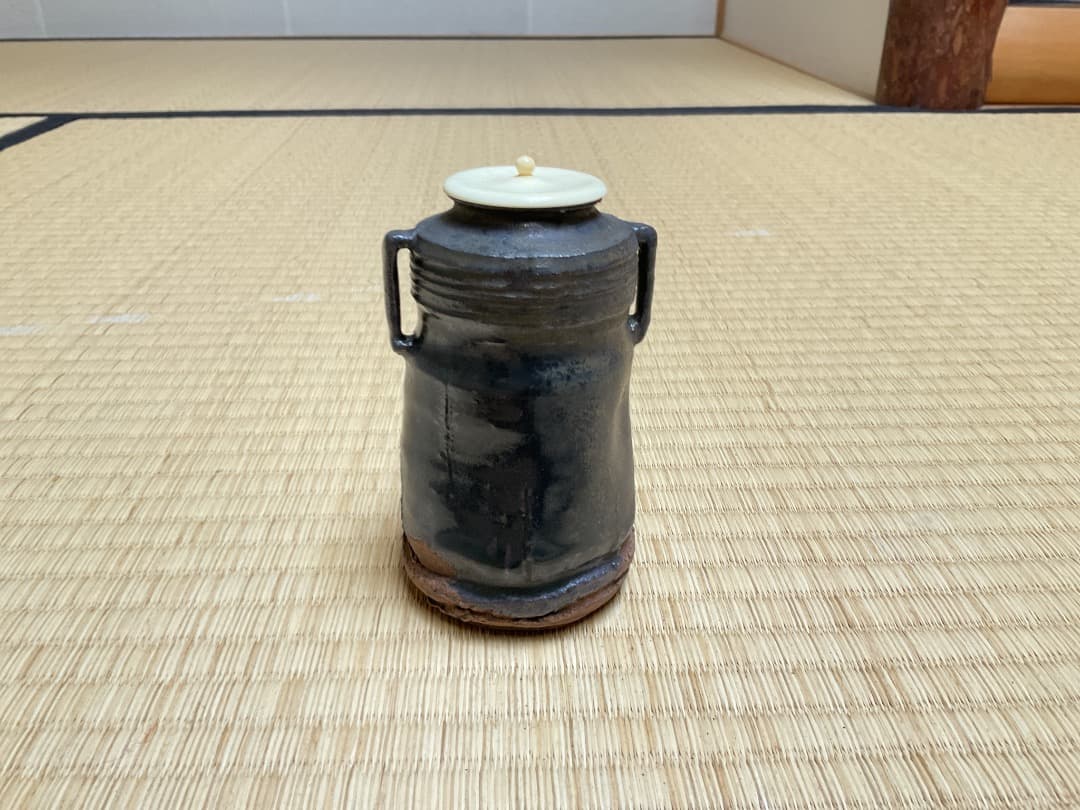 堀内宗完　瀬戸耳付茶入「千年翠」043