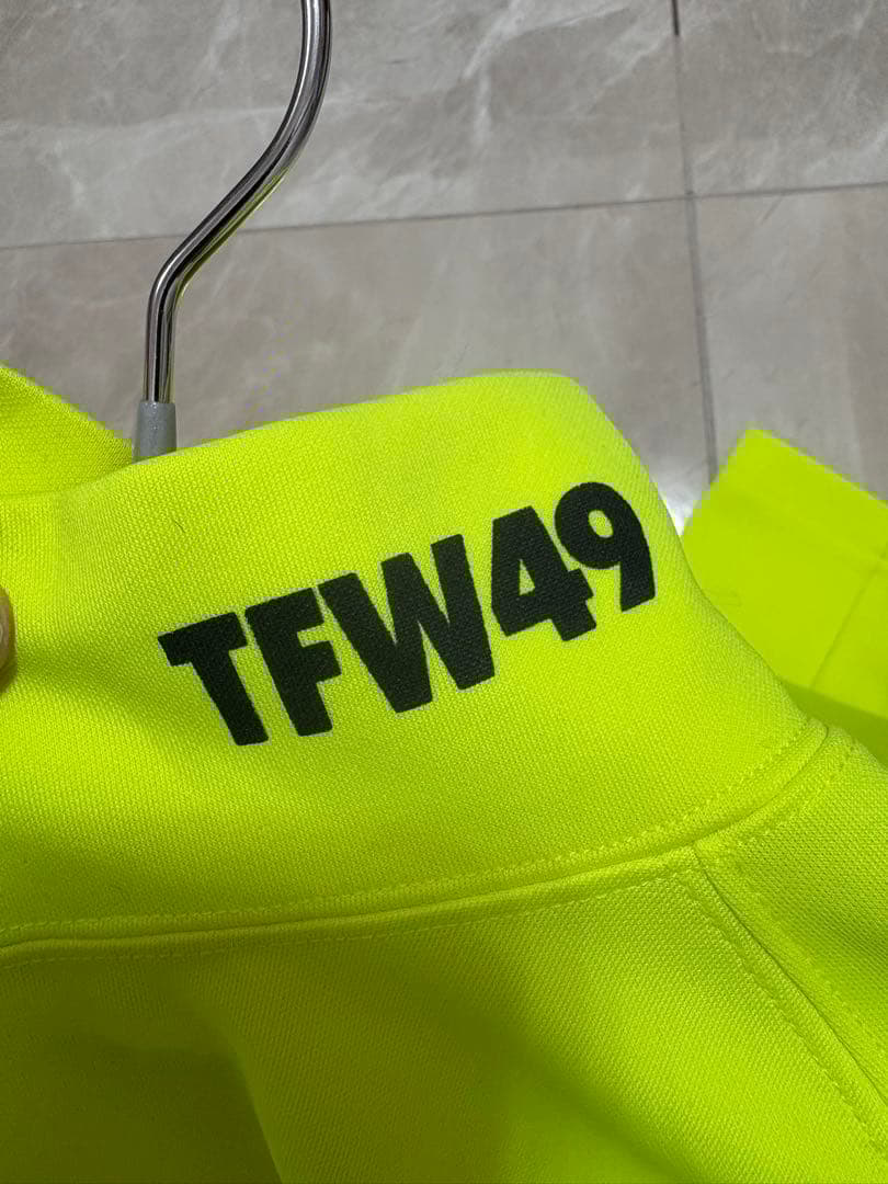 TFW49 蛍光イエロー ハイネックシャツ