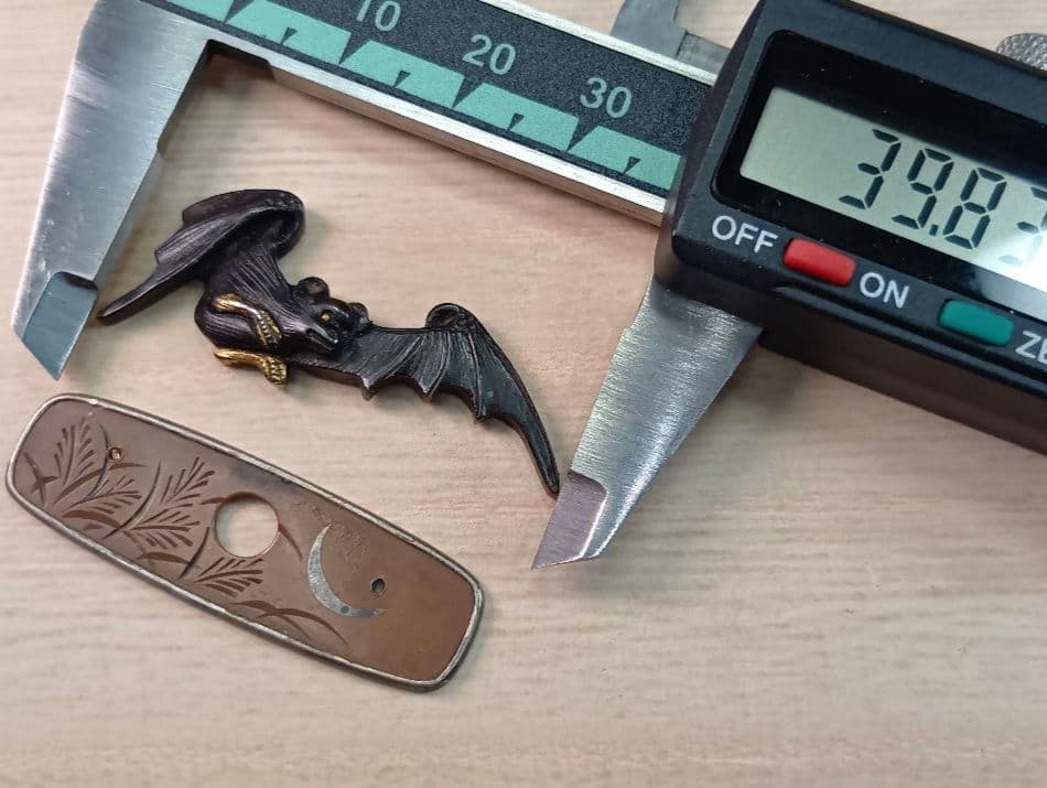 煙草入れ／蝙蝠前金具／すすき野と三日月