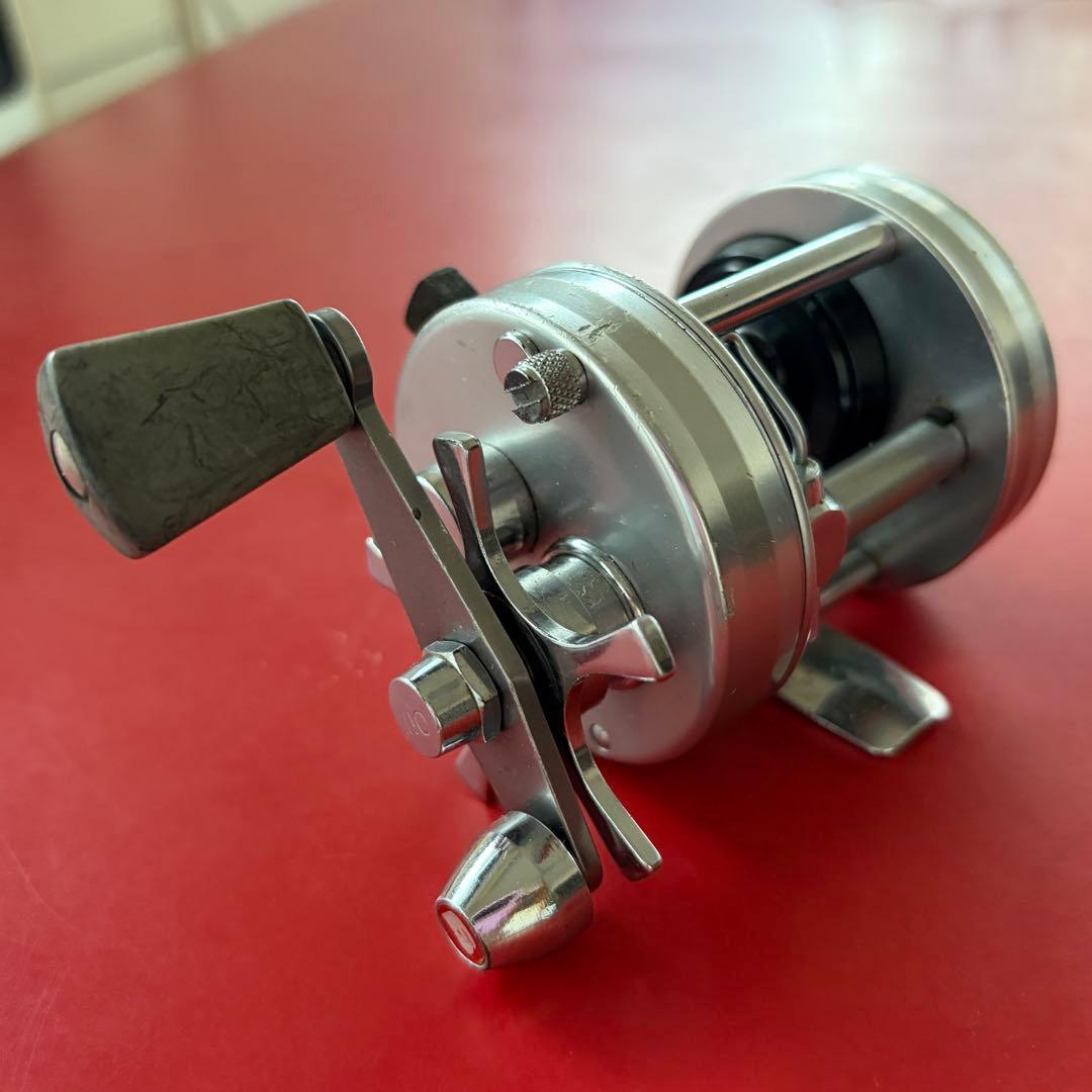 う*ゃ様 ABU2500C シルバー ベイトリール 金属製