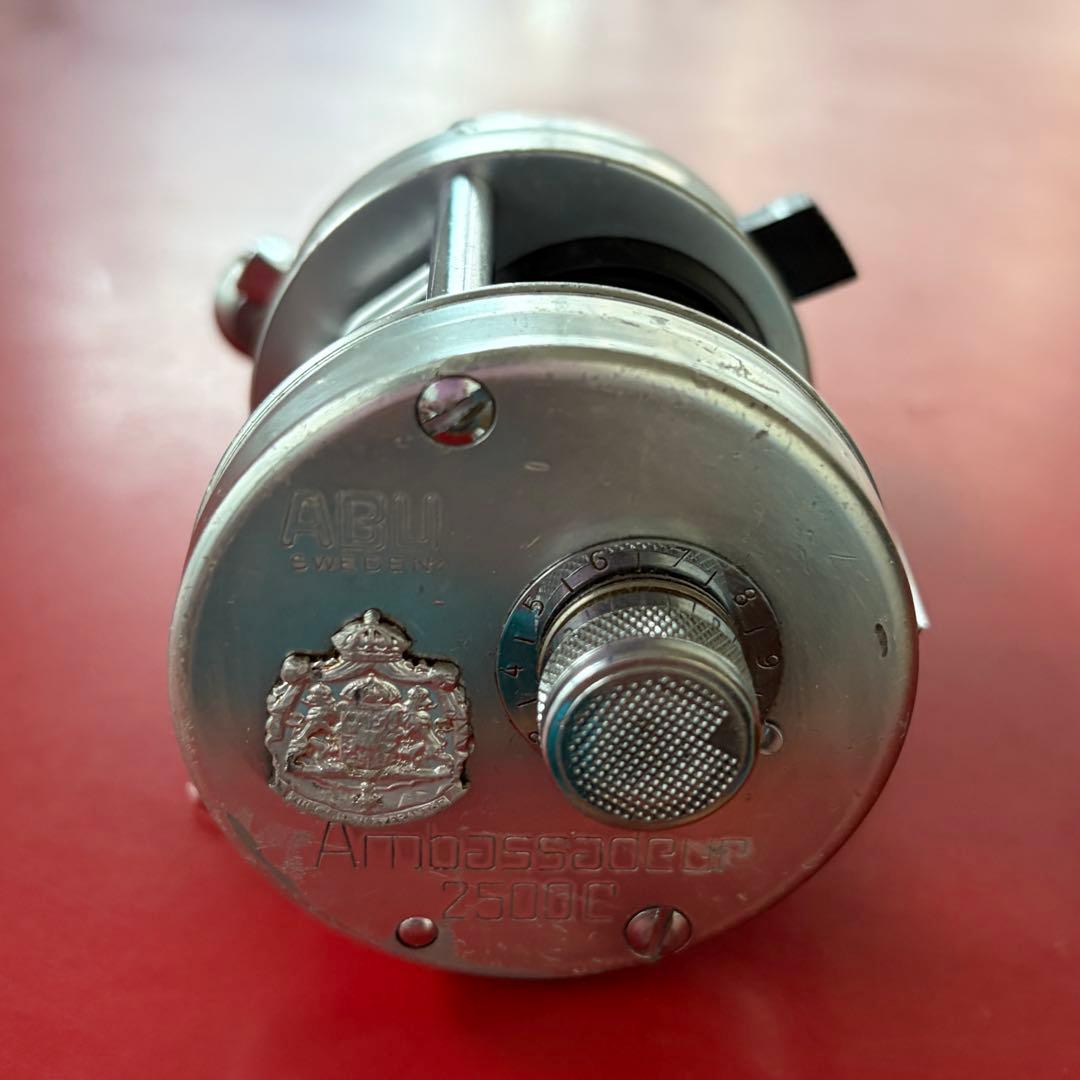 う*ゃ様 ABU2500C シルバー ベイトリール 金属製