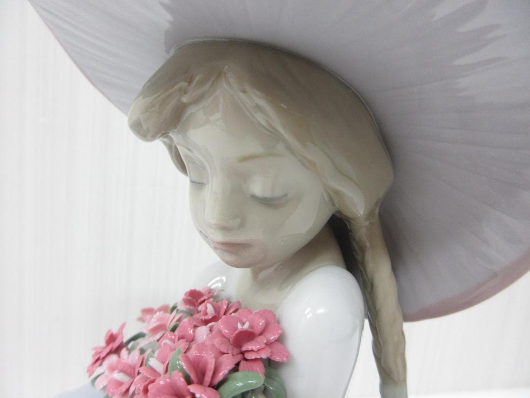 リヤドロ 花の香りにつつまれて 置物 飾り 陶器 少女 花 クラシック a