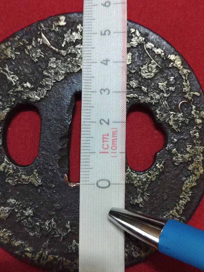 円形鍔　吹き寄せ象嵌　唐草模様　真鍮・銅象嵌　責金入　武具　ツバ　可愛い鍔　鉄製