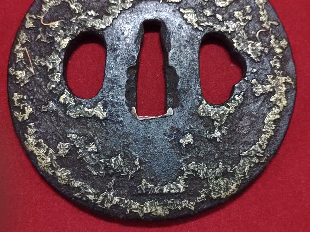 円形鍔　吹き寄せ象嵌　唐草模様　真鍮・銅象嵌　責金入　武具　ツバ　可愛い鍔　鉄製