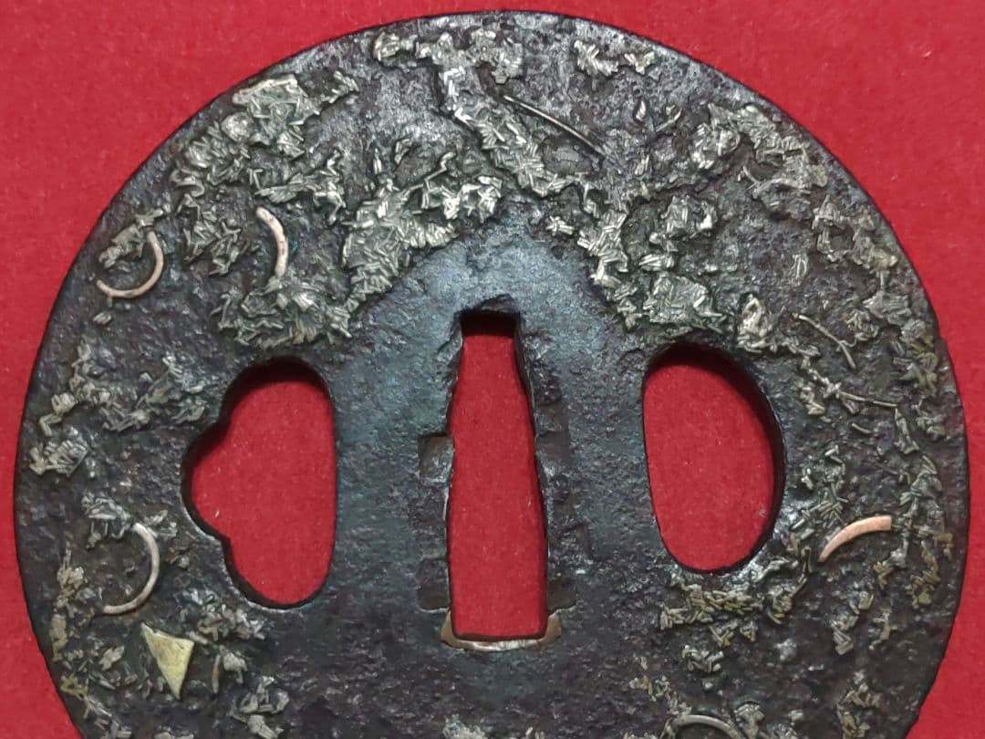 円形鍔　吹き寄せ象嵌　唐草模様　真鍮・銅象嵌　責金入　武具　ツバ　可愛い鍔　鉄製