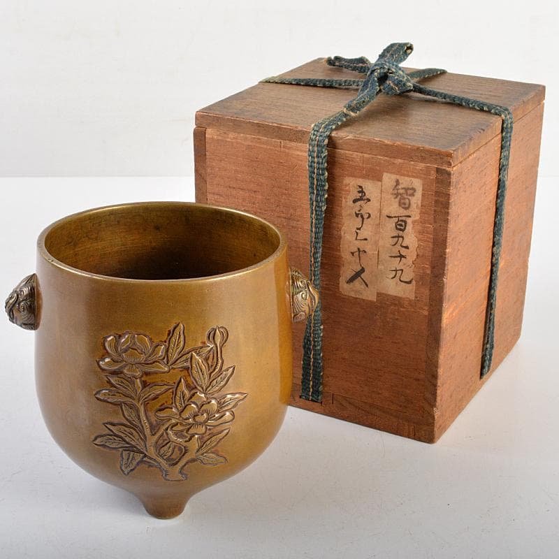 金屋五郎三郎 　宣徳銅　双耳花文　三足火入　共箱　F　R7007