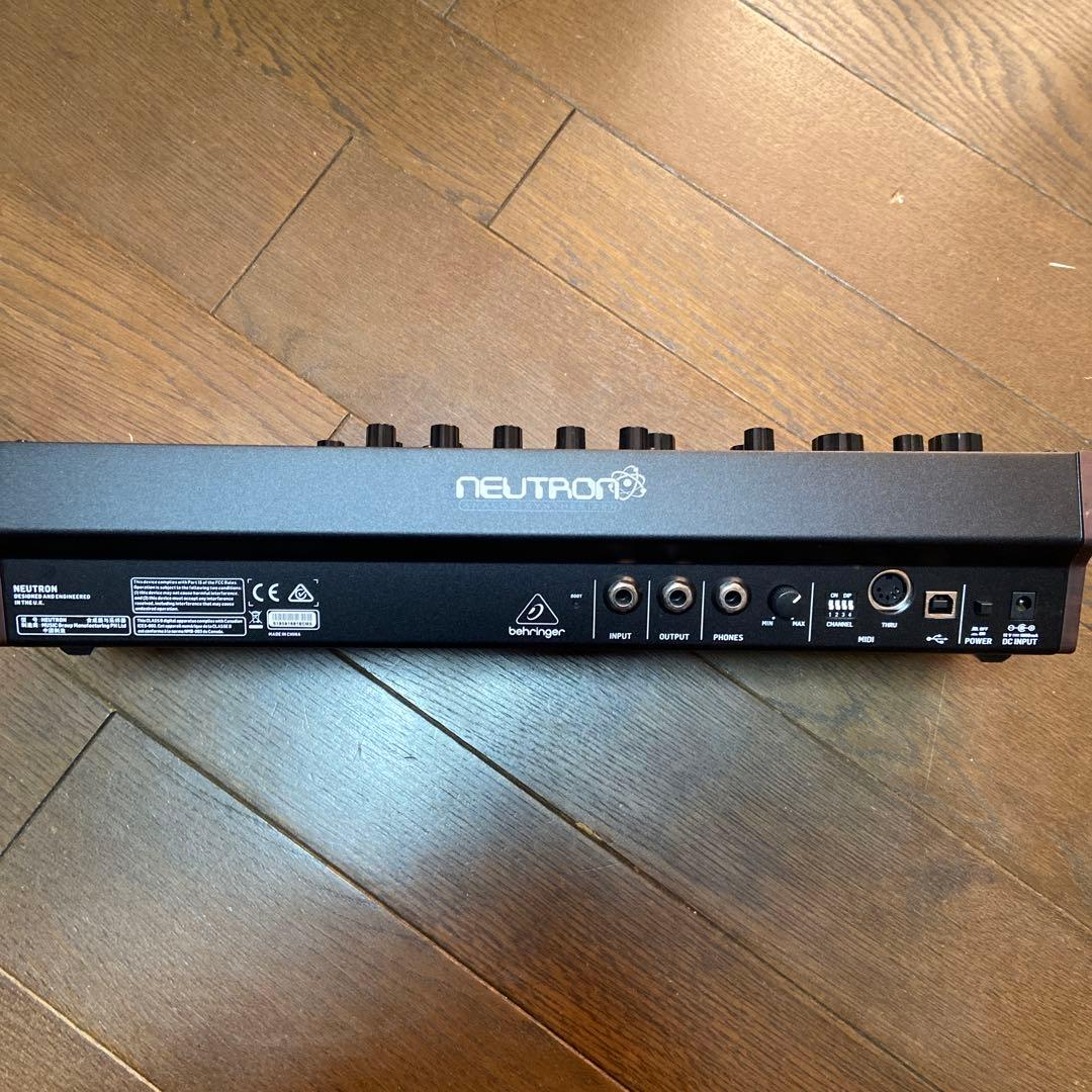 Behringer Neutron セミモジュラーアナログシンセサイザー