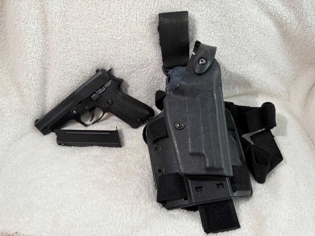 ガスガン ブラック マガジン・ホルスター付き