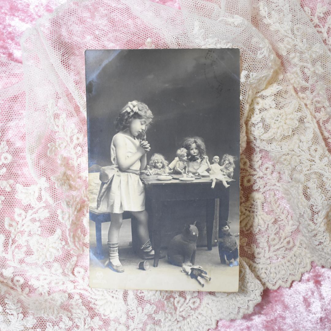 *Antique postcard　お人形さんと少女の食前の祈り