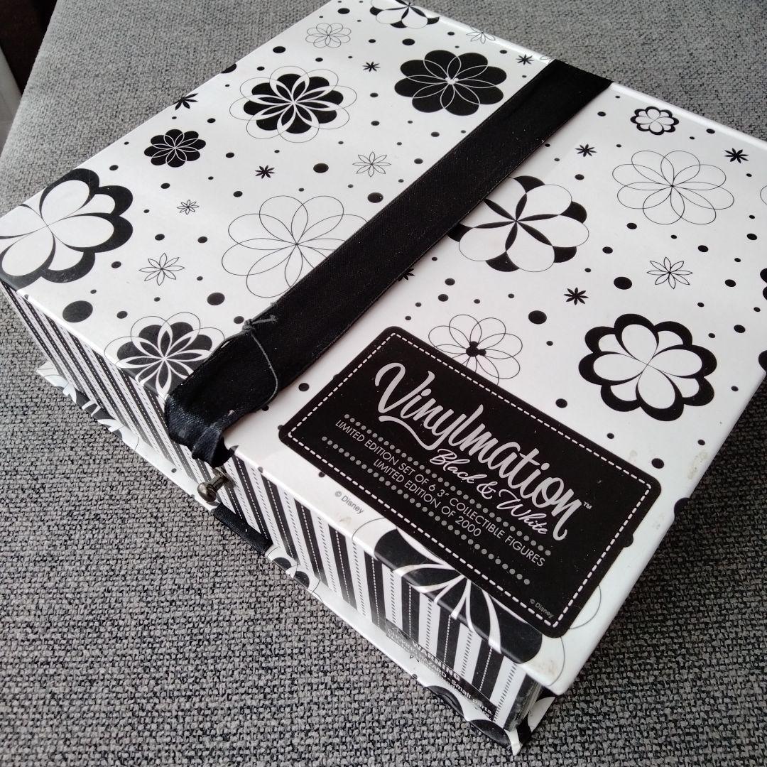 ディズニー　バイナルメーション Black & White 草花と鳥の模様