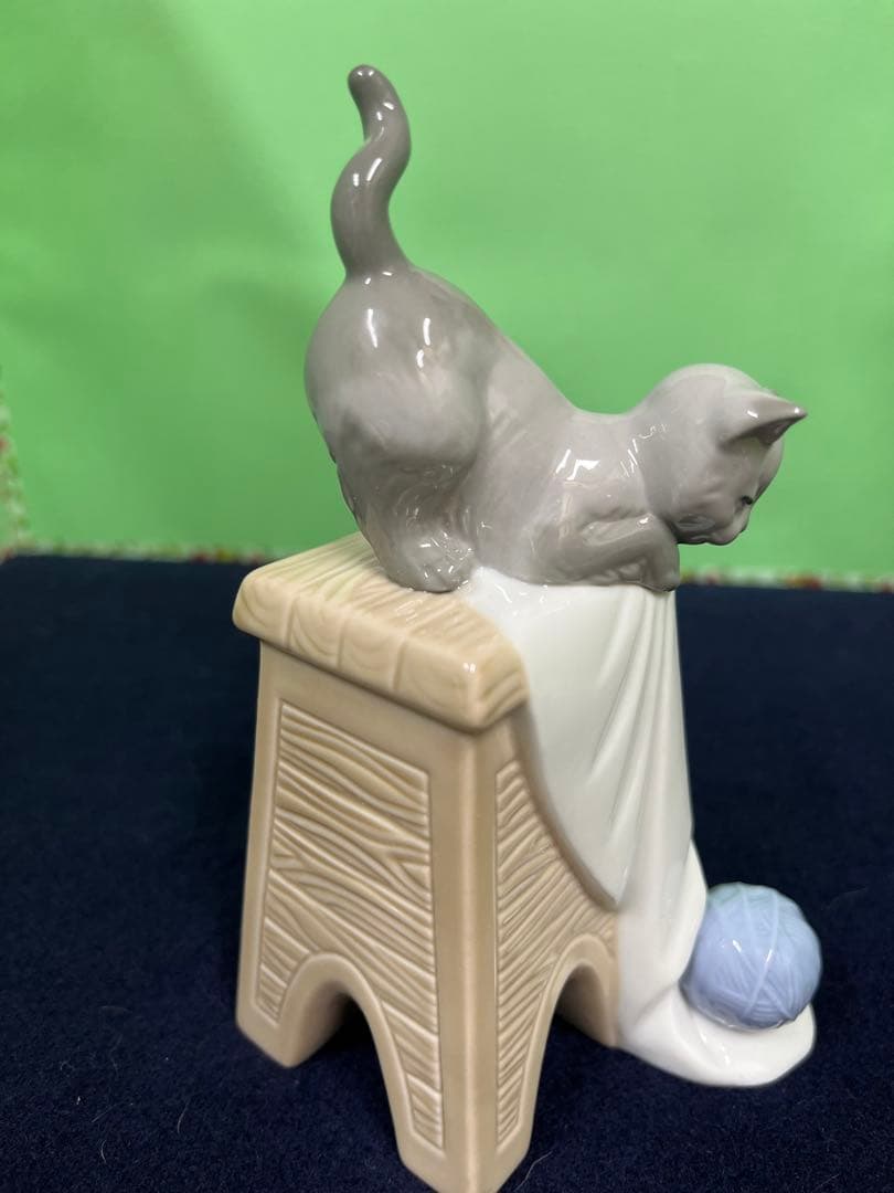 リヤドロナオ猫の陶器置物