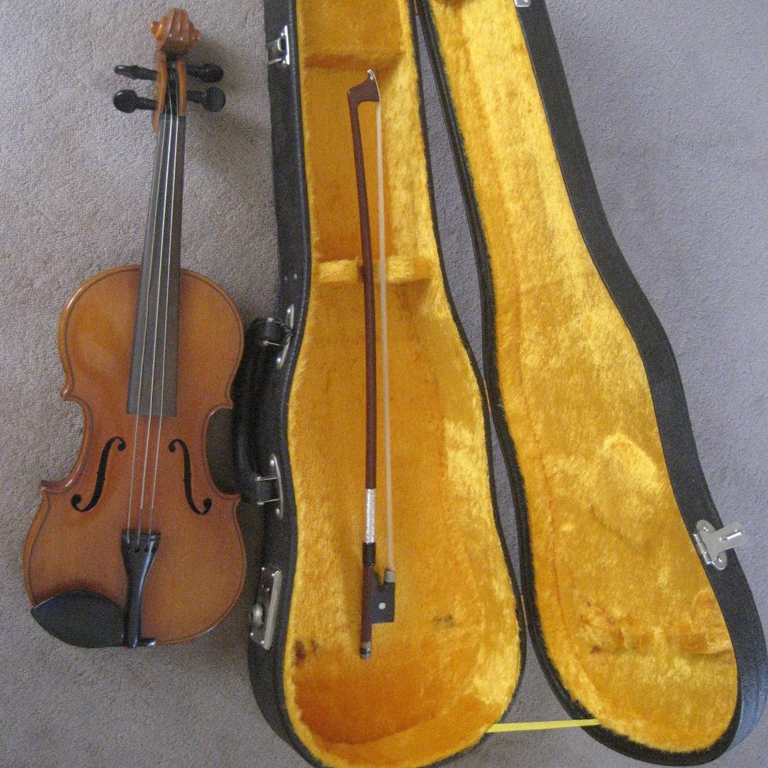 久々の大サービス　スズキバイオリン1/8 美品です　お店や玄関のアクセントにも