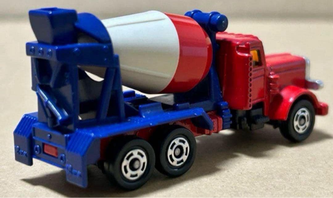 トミカ アメリカン ミキサー車