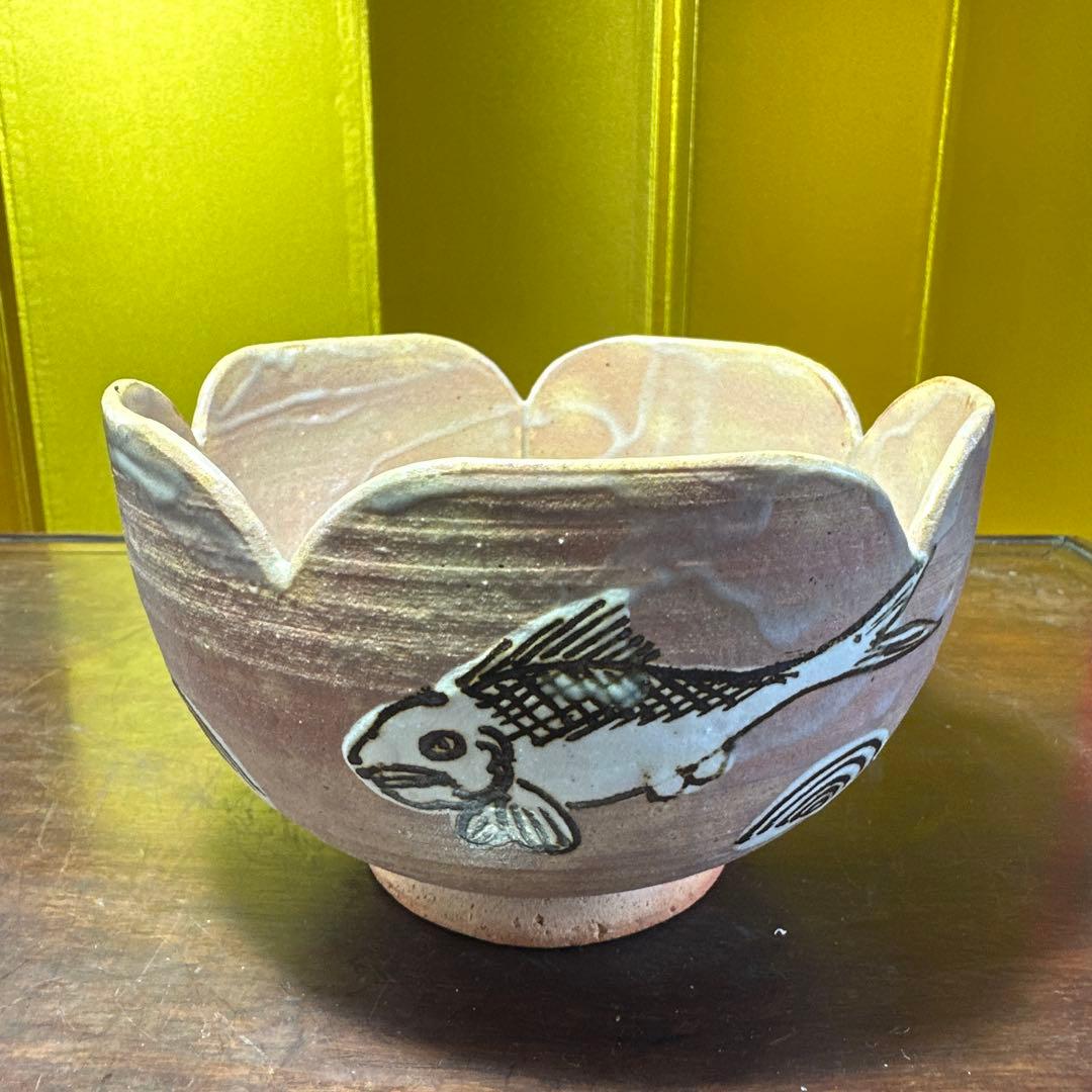 九谷焼　有田焼　清水焼　永楽、永楽善五郎、魚の絵柄 花びら型茶碗