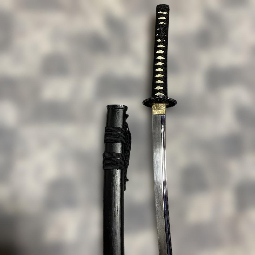 居合刀 黒柄 菊花透し丸鍔 黒木肌鞘