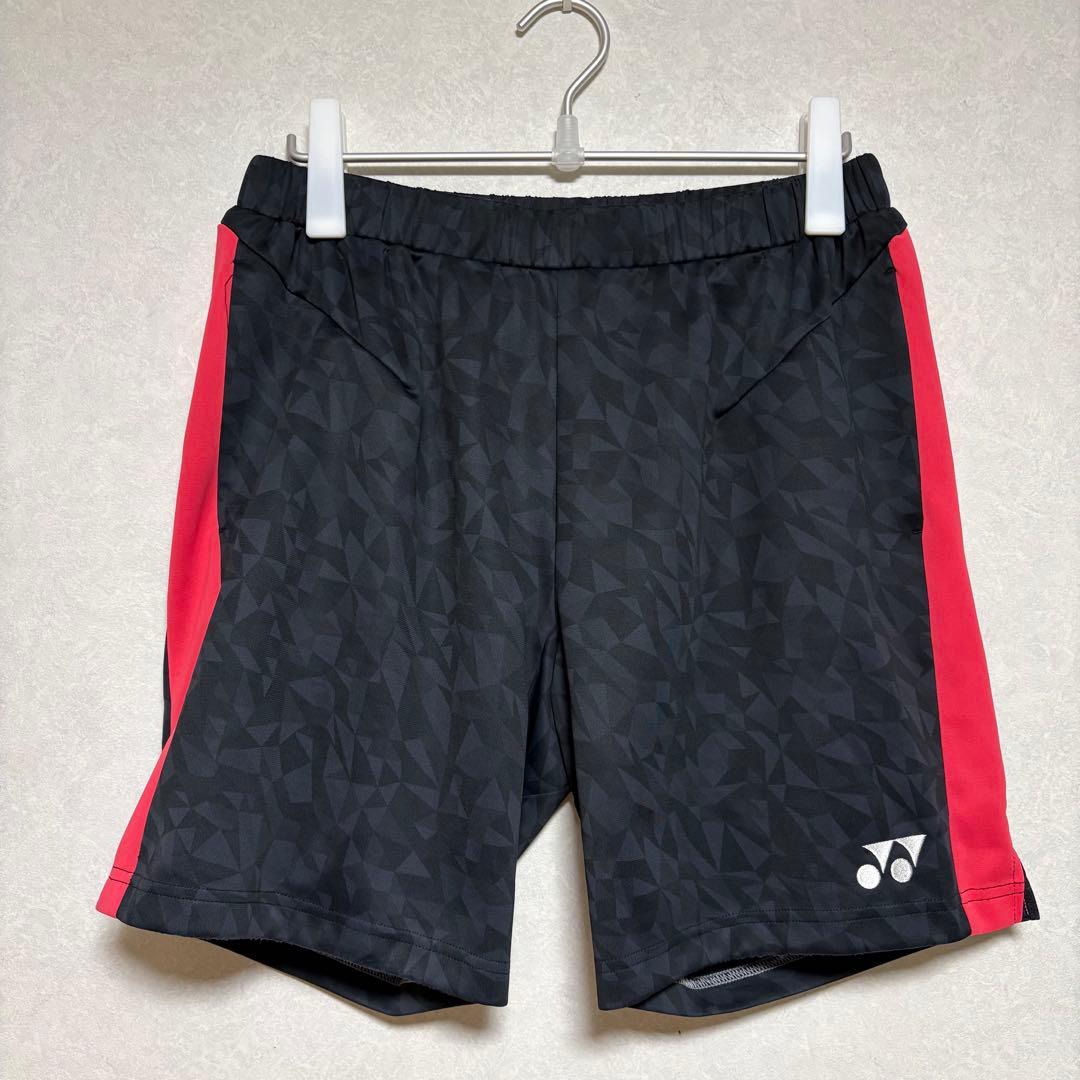 バドミントン用パンツ 黒と赤 幾何学模様