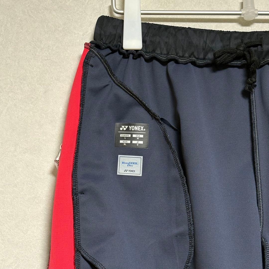 バドミントン用パンツ 黒と赤 幾何学模様