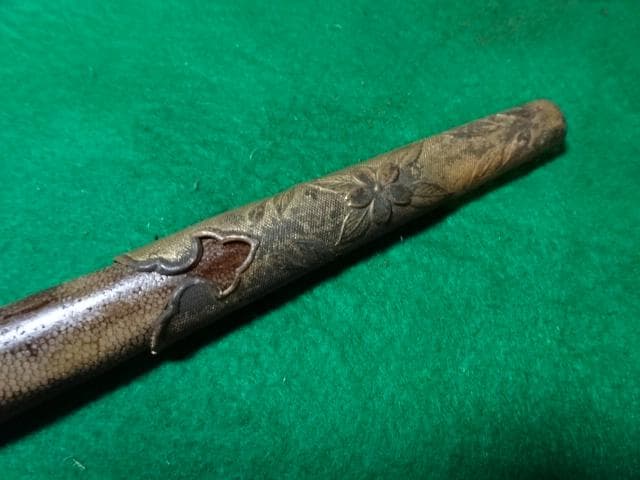 海軍の短剣の拵え中には当時の模造刀鞘は鮫の研ぎ出しです。