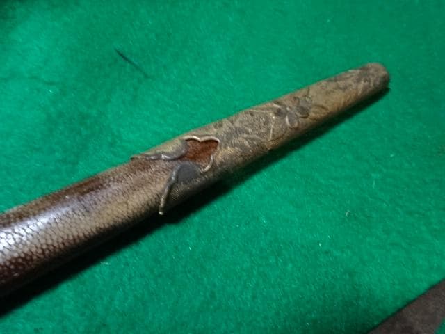 海軍の短剣の拵え中には当時の模造刀鞘は鮫の研ぎ出しです。