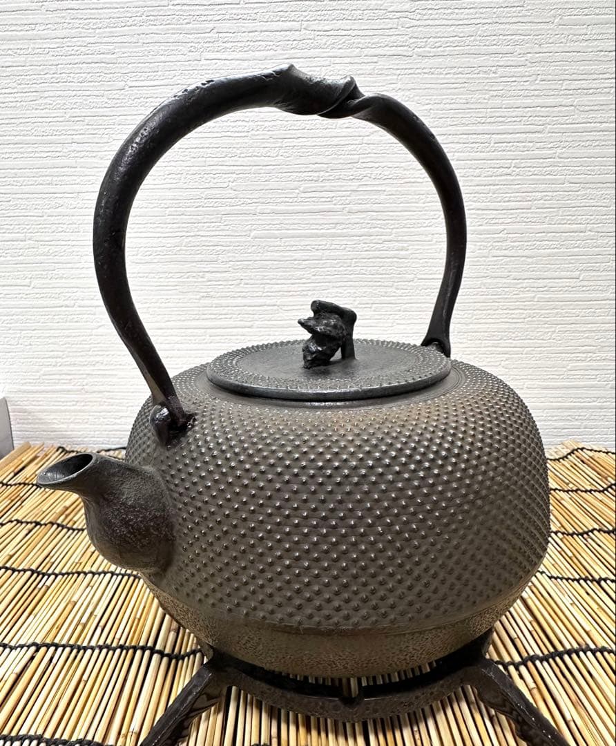 ほぼ未使用品　南部秀山堂　佐藤 勝弘作　１５型アラレ　鉄瓶　南部鉄瓶　南部鉄器