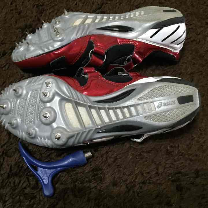 アシックスのサイバーブレードです。