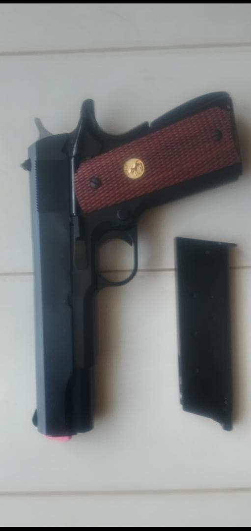 ウエスタンアームズ、コルトマークⅣシリーズ70ウッドグリップ付き。