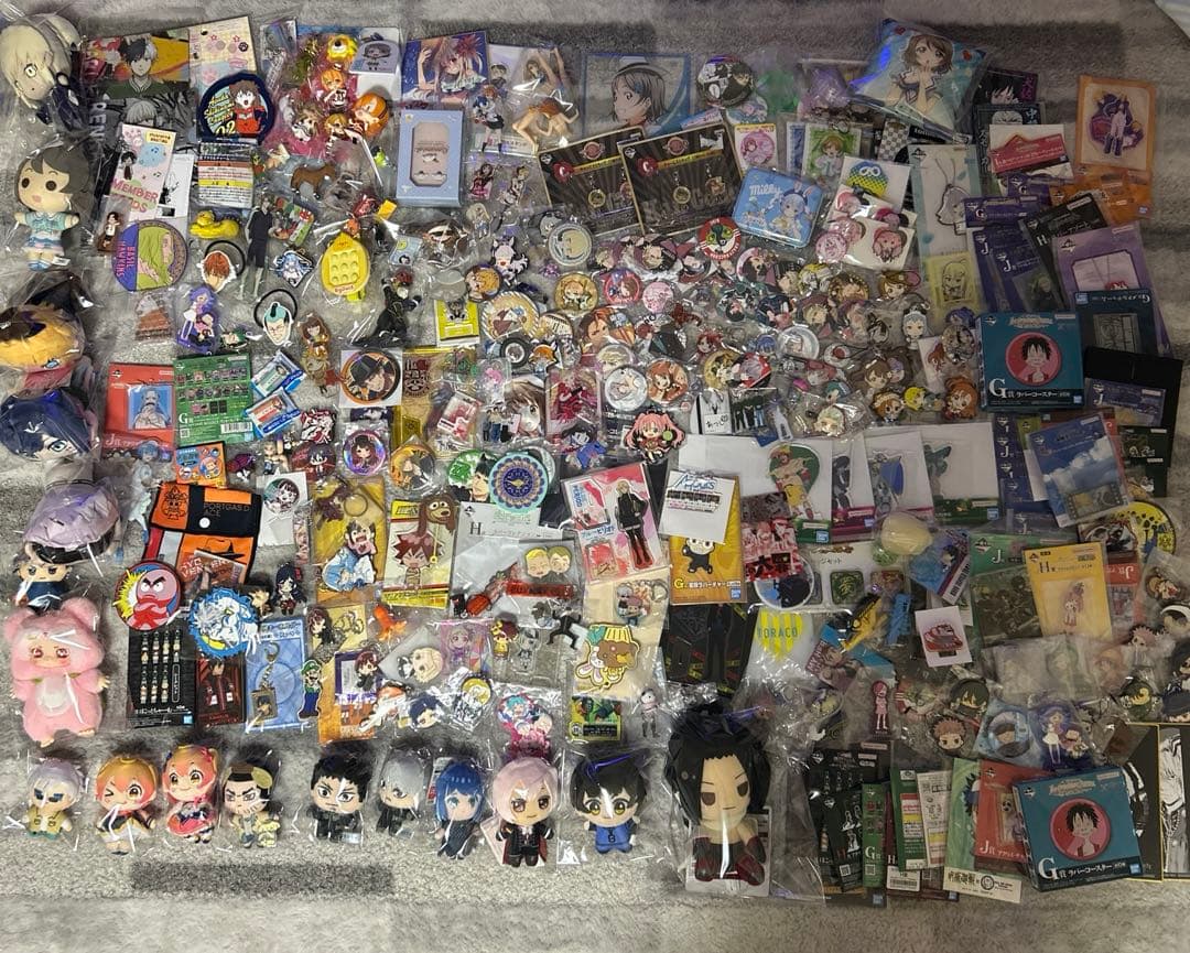 キャラクターグッズまとめ売り　漫画　アニメ　グッズ　セット　おまとめ　330個