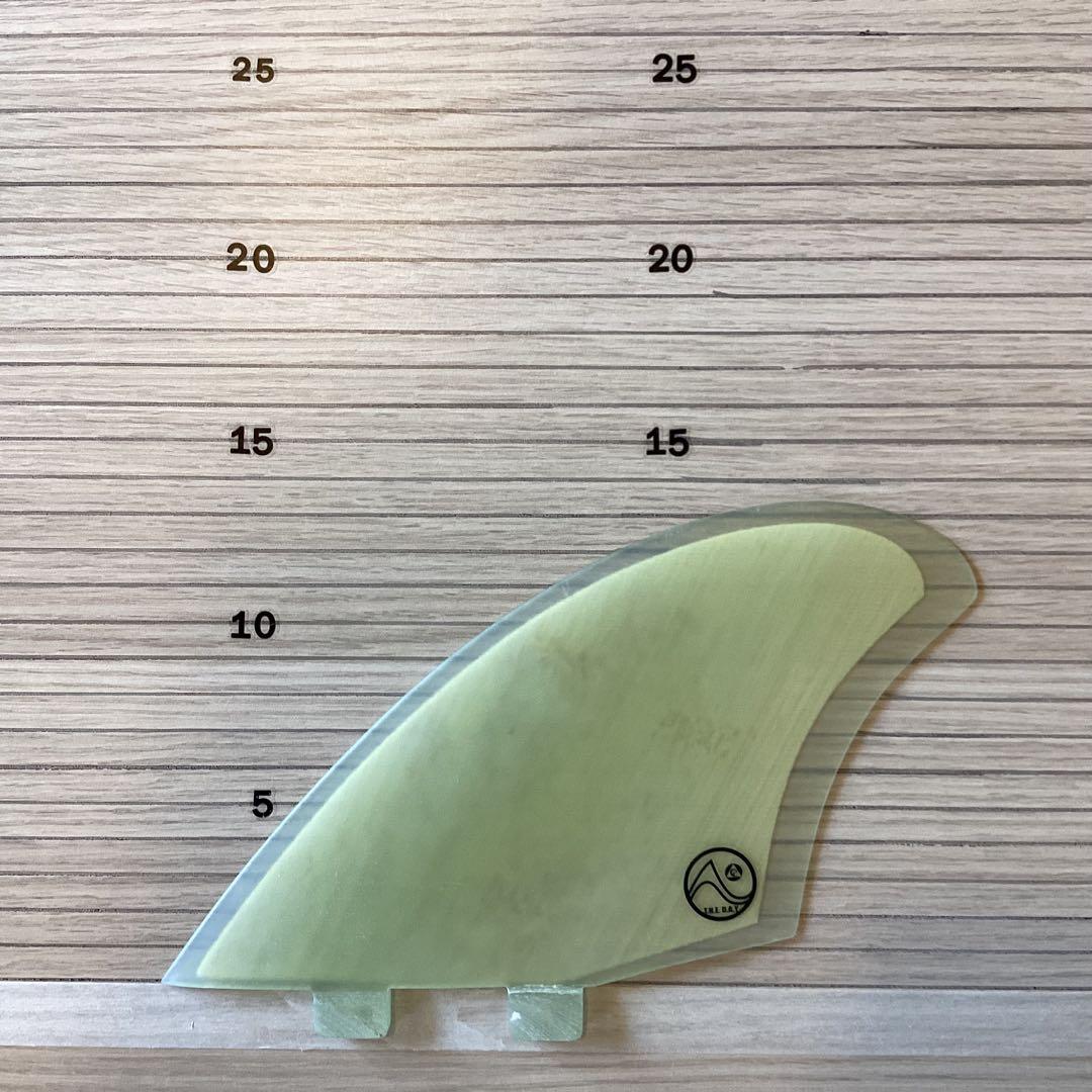 新品　ツインフィン　FCS 素材：グラスファイバー T.H.E D.A.Y