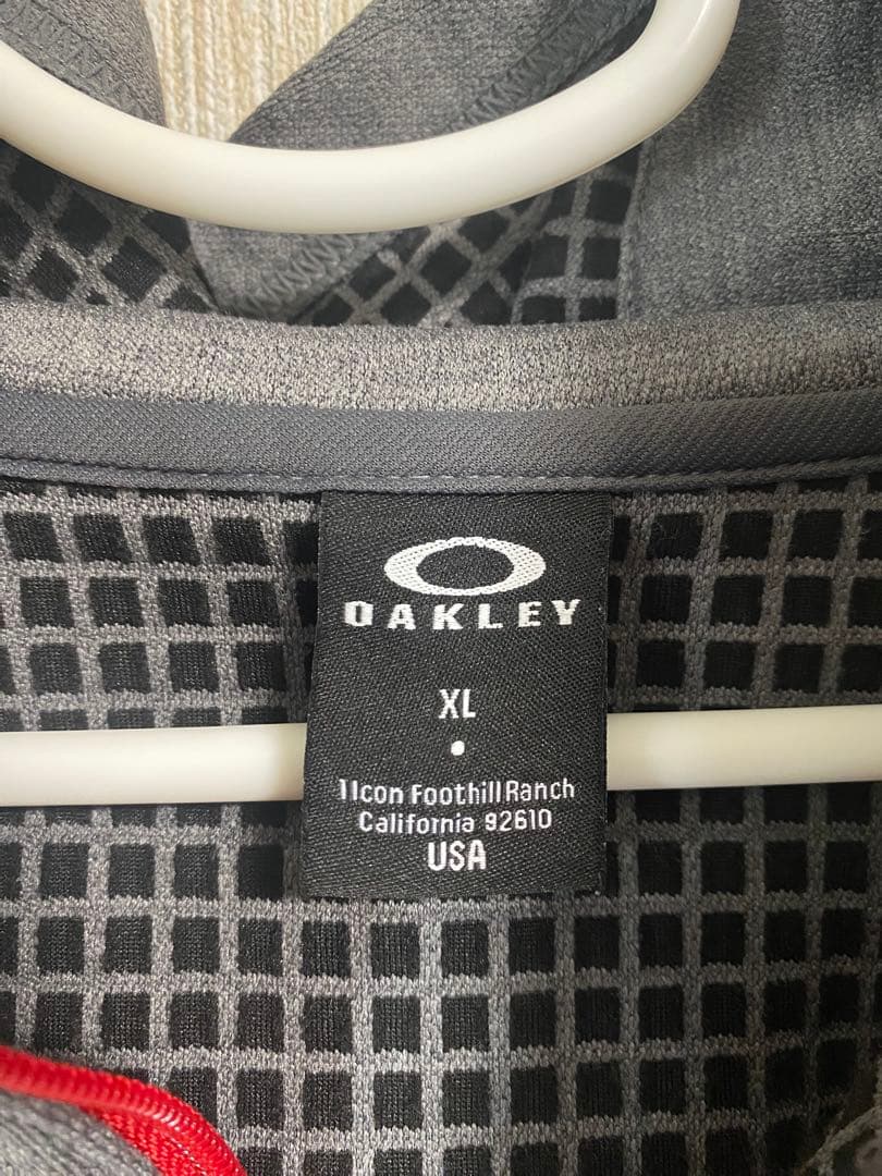 OAKLEY ジャージ上下セット 上XL 下Lサイズ　グレー&レッド色