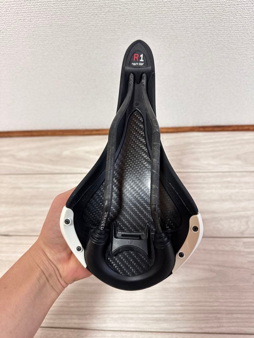 Fizik Aliante R1 Carbon サドル 143mm