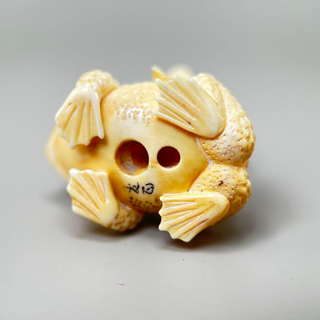 カエルに乗った人物彫刻 極上根付天然素材アンティーク骨董飾り物古美術置物細密細工