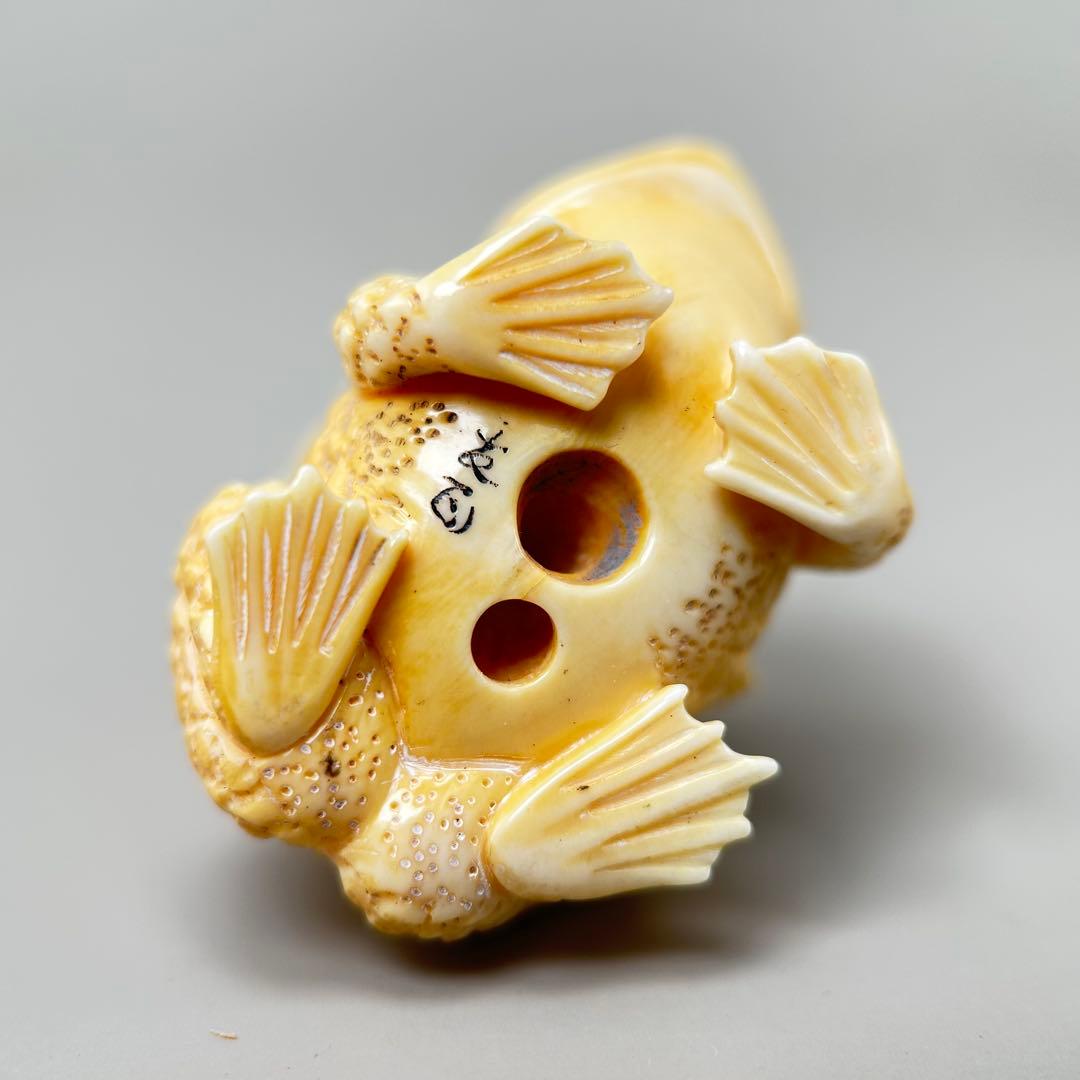 カエルに乗った人物彫刻 極上根付天然素材アンティーク骨董飾り物古美術置物細密細工