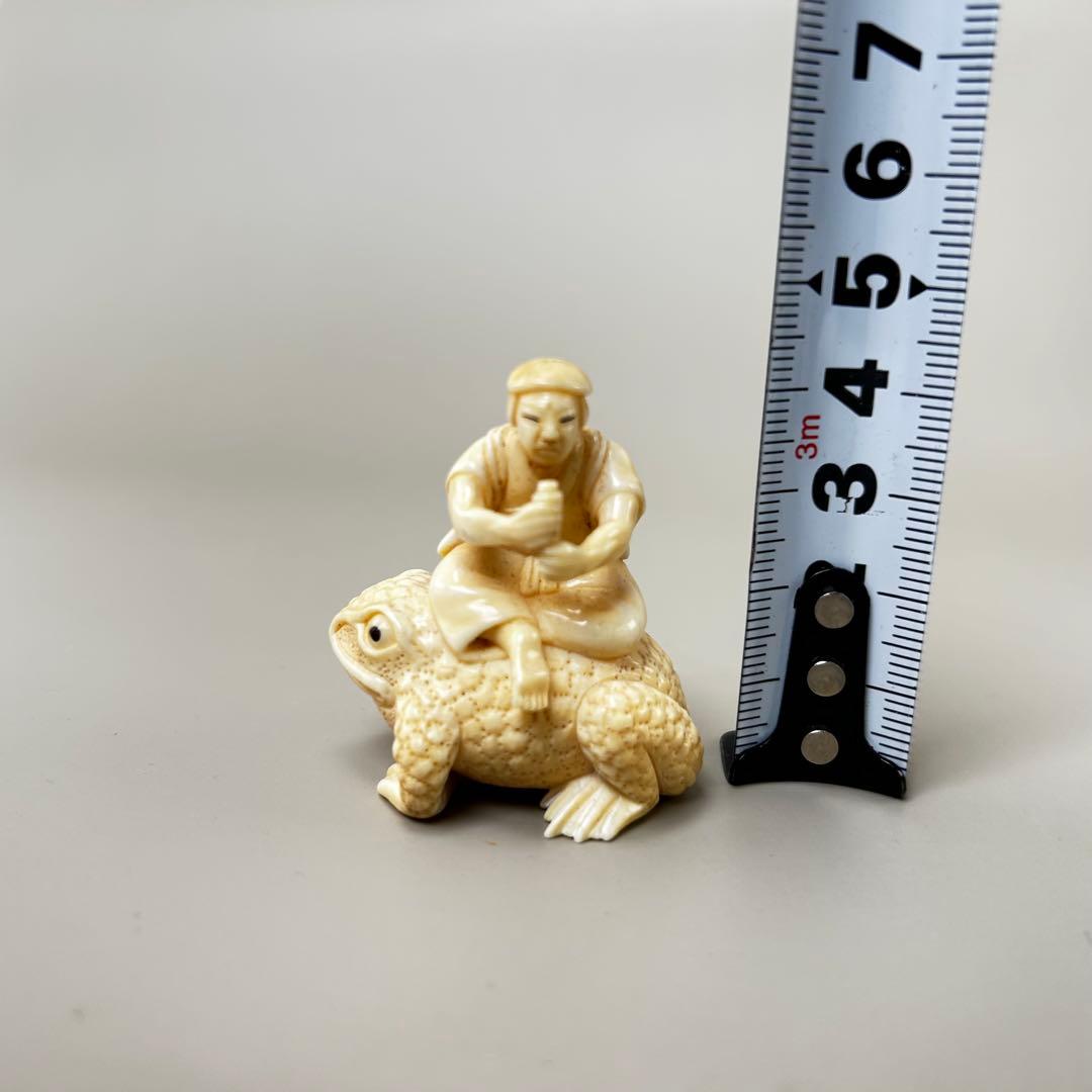 カエルに乗った人物彫刻 極上根付天然素材アンティーク骨董飾り物古美術置物細密細工