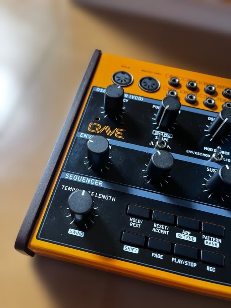 Behringer CRAVE アナログシンセサイザー・シーケンサー・モジュラー