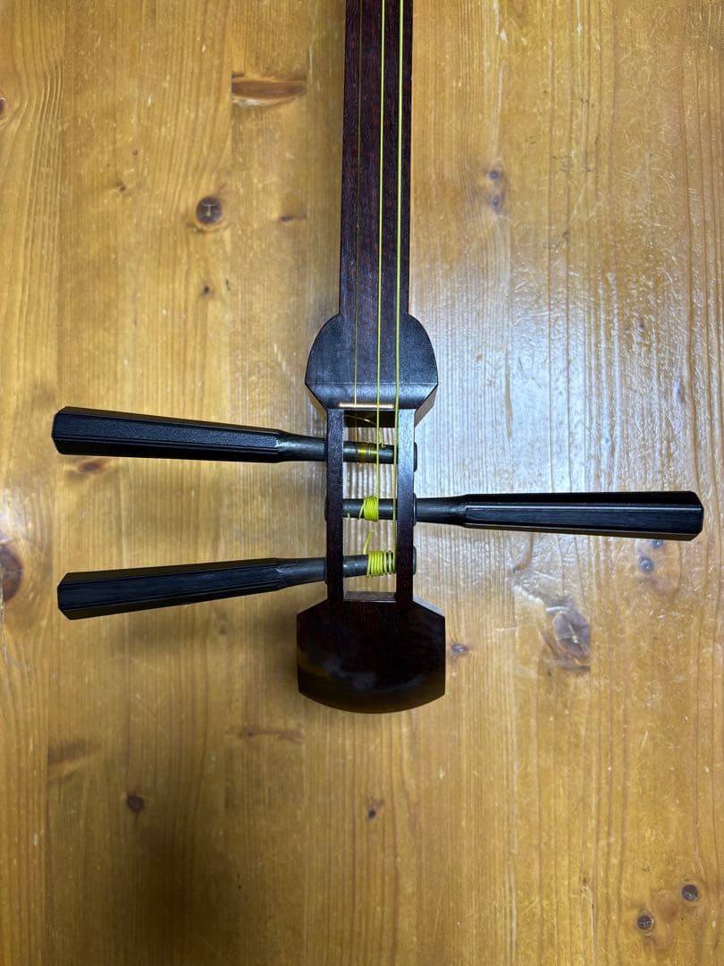 三味線　細棹　トチ紅木　子持ち綾杉胴　金細　二本溝