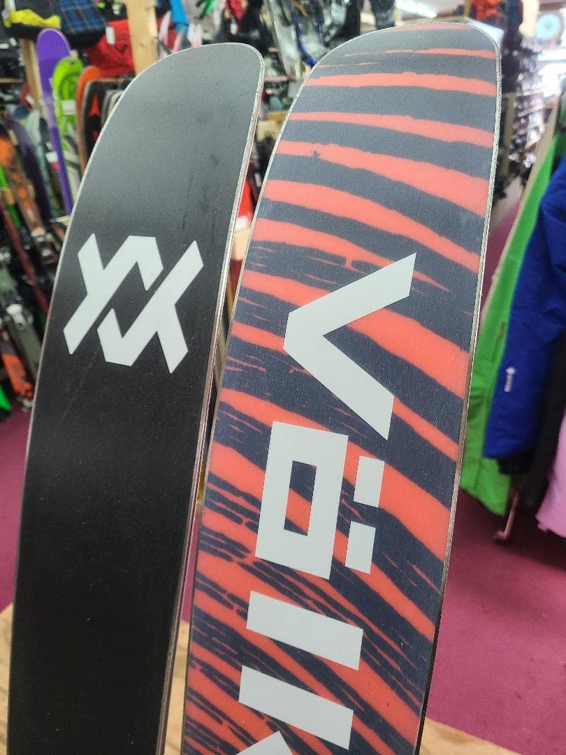 191 VOLKL REVOLT 121 + KINGPIN 13 + シール