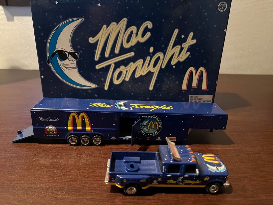 ミニカー トレーラー　Ford Dually&Trailer 1/64